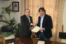 Agust� y Casanova tras la firma del convenio
