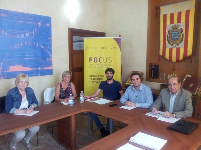 Asistentes a la reunin en el Ayuntamiento de Albaida