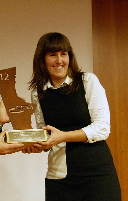 Ángela Pérez, Promotora y Gerente de Instituto de Medicina Genómica (IMEGEN) recogiendo el premio