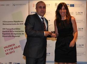 �ngela P�rez, Promotora y Gerente de Instituto de Medicina Gen�mica (IMEGEN) recogiendo el premio