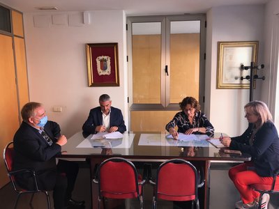 El presidente del CEEI ELCHE, José Javier García, firma el convenio junto a la alcaldesa de Bigastro, Teresa Mª Belmonte 