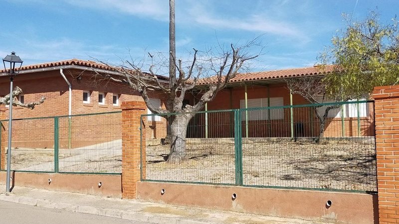 Un pueblo de la Comunidad Valenciana ofrece casa y trabajo para reabrir el colegio y el bar